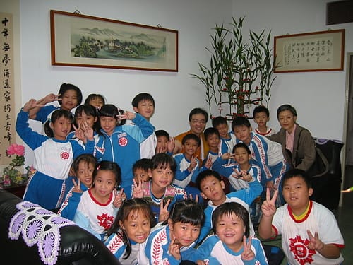 日新國小創校90周年校慶，巴麥欽哲仁波切應邀回母校為八百位小學生演講