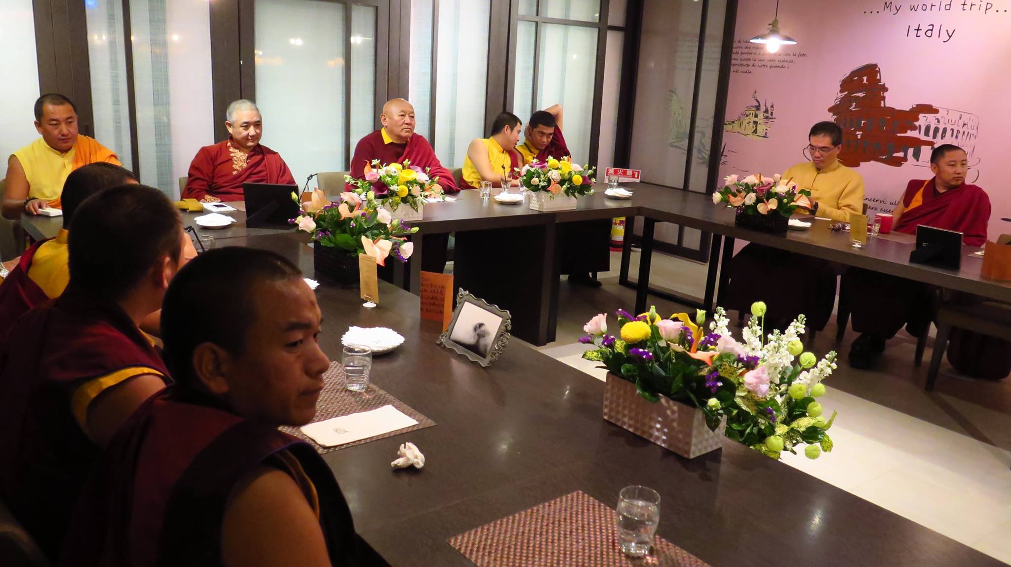 2014 尊勝直貢法王應噶南卓仁波切之邀，至DL義式蔬食創意料理，與仁波切們、堪布、喇嘛們愉快共進午餐