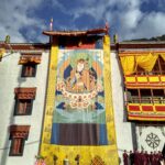 中午嘿密寺法會結束後，天上雷聲震震，下起了法雨