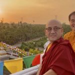 བོད་བརྒྱུད་ནང་བསྟན་རྒྱ་སྐད་ལམ་ནས་སློབ་ཁྲིད་བྱེད་པའི་ལམ་ཚད་གསར་པ། པིང་ཏུང་(屏東)མཁྱེན་བརྩེ་བཤད་སྒྲུབ་གླིང་གི་ནཱ་རོ་ཆོས་དྲུག་དང་ཕྱག་ཆེན་རིམ་པ་ལྔའི་ལས་གཞིའི་སྐབས་དང་པོ་ལེགས་པར་གྲུབ།