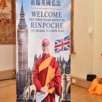 【英倫弘法．紀實 03】行動燈塔的震撼：在隨行步履間，見證上師自在展現的智慧